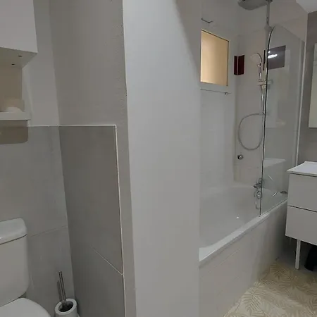 Apartment T2, 50m Du Lac, Piscine, Wifi, Jardin Terrasse Sans Vis-a-vis, 1 A 4 Pers